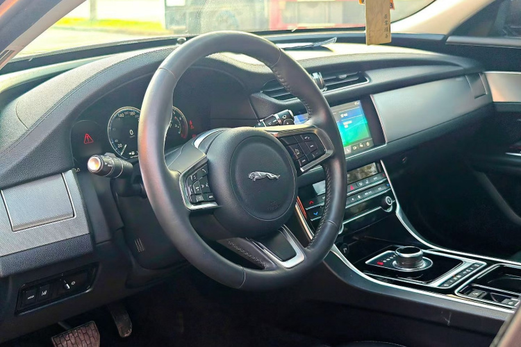 捷豹XFL 2020款 XFL 2.0T P200 两驱精英版中控内饰7004