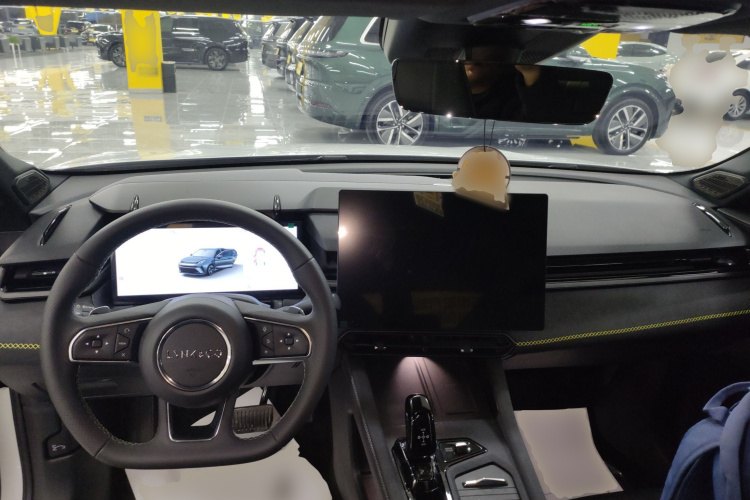 领克03 2025款 2.0TD DCT冠军版Pro中控内饰7002