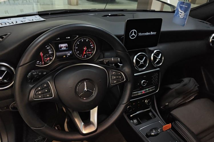 奔驰A级(进口) 2018款 A 200 动感型中控内饰12