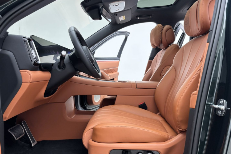 鸿蒙智行 问界M8 2025款 增程 Ultra版 53.4kWh 6座版中控内饰7002