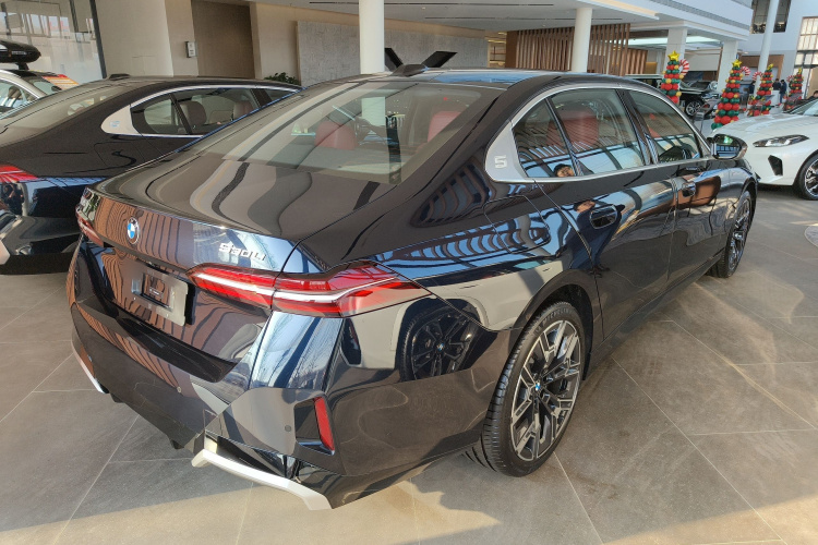 宝马5系 2025款 530Li 领先型 M运动套装车身外观6003