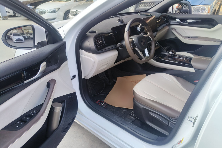 比亚迪 秦PLUS 2024款 荣耀版 DM-i 55KM领先型中控内饰7003