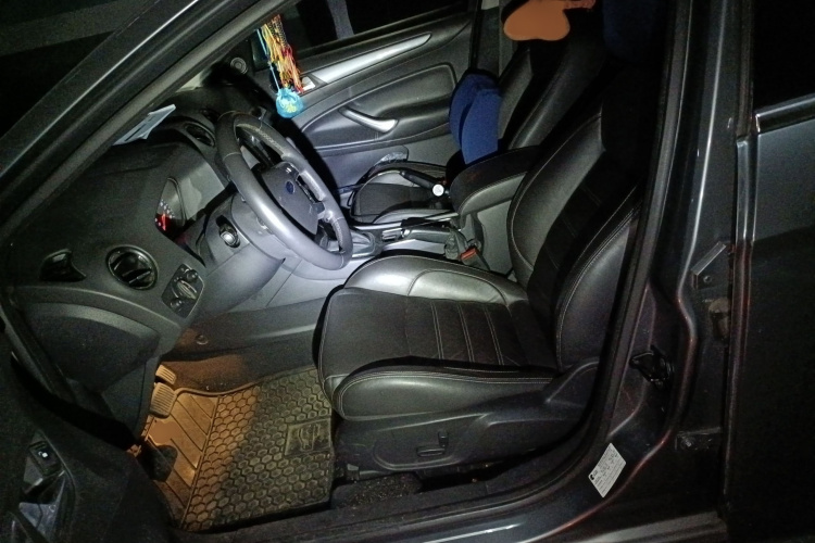 福特 蒙迪欧-致胜 2011款 2.0L GTDi240豪华运动型局部细节19