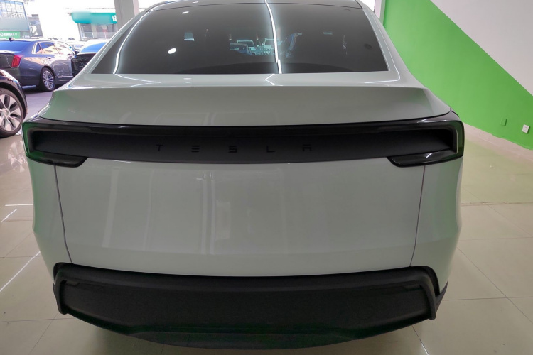 特斯拉 Model Y 2025款 后轮驱动版车身外观6