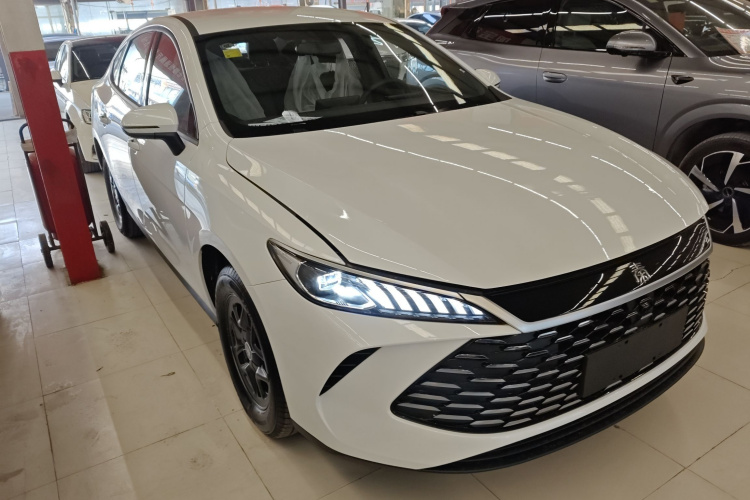 比亚迪 秦PLUS 2025款 DM-i 智驾版 128KM进取型车身外观3