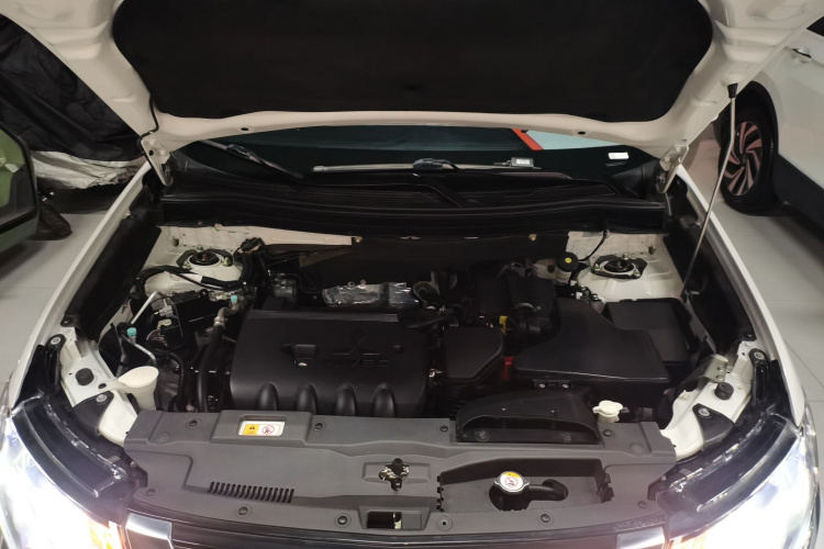 三菱 欧蓝德 2020款 2.4L 四驱致享版 5座机舱底盘24