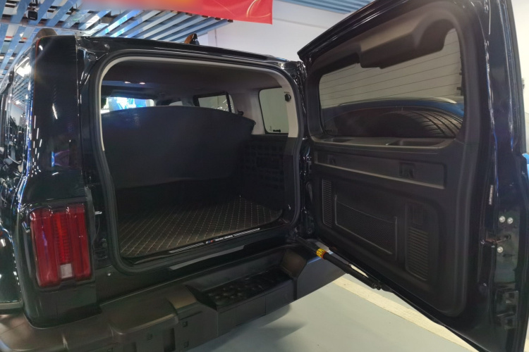 坦克300 2023款 城市版 2.0T 很有型机舱底盘23