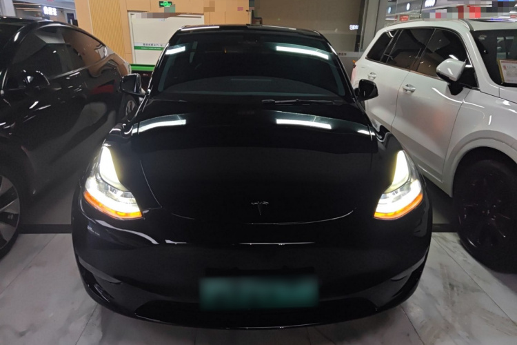 特斯拉 Model Y 2022款 改款 长续航全轮驱动版车身外观2