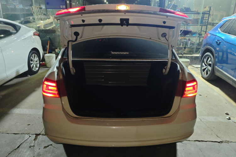 大众 桑塔纳 2021款 1.5L 手动风尚版机舱底盘23