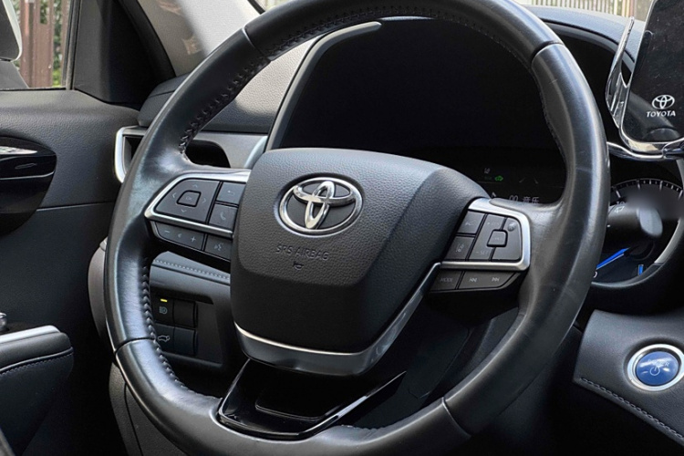 丰田 汉兰达 2022款 双擎 2.5L 四驱尊贵版 7座中控内饰7010