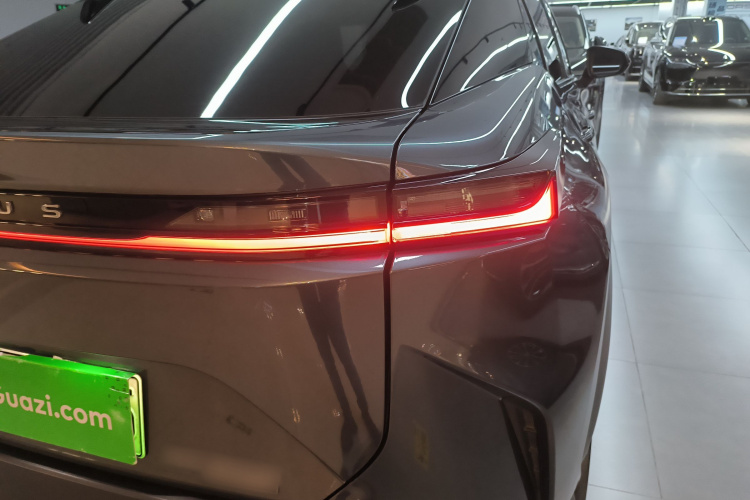 雷克萨斯RZ 2023款 450e 四驱纵享版车身外观9