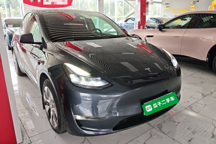特斯拉 Model Y 2022款 长续航全轮驱动版车身外观3