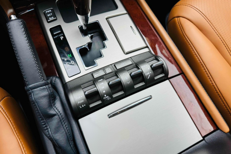 雷克萨斯LX（平行进口）中控内饰7005