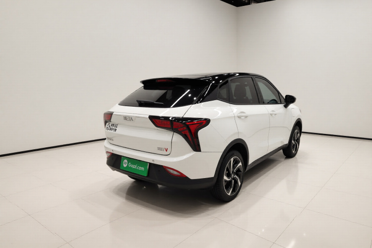 哪吒汽车 哪吒V 2022款 潮 300 Lite 磷酸铁锂车身外观7