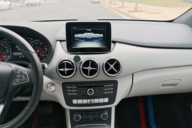 奔驰B级 2015款 B 200 动感型中控内饰7003