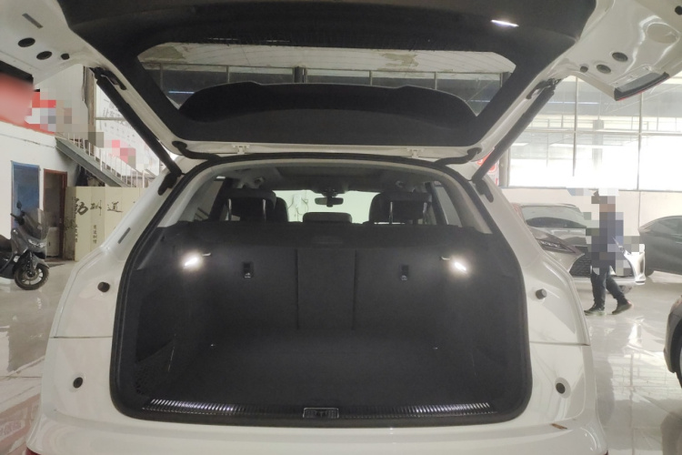 奥迪Q5L 2020款 改款 40 TFSI 荣享时尚型机舱底盘23