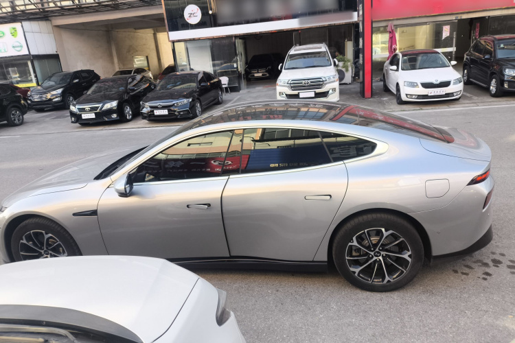 小鹏P7 2022款 625E车身外观4