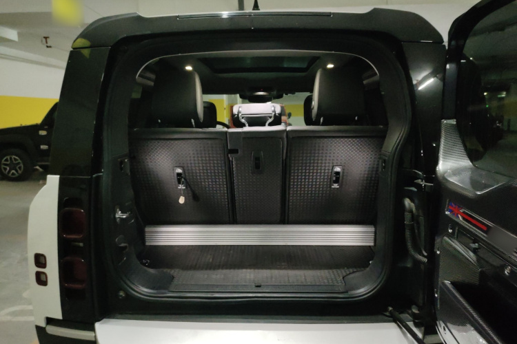 路虎卫士 2024款 90 2.0T P300 S机舱底盘23