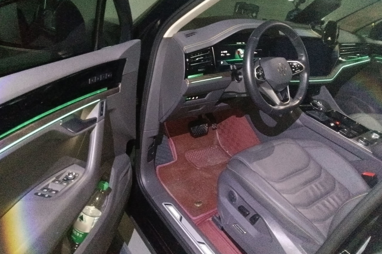 大众 途锐 2023款 3.0TSI 锐享版 曜黑运动套装中控内饰20