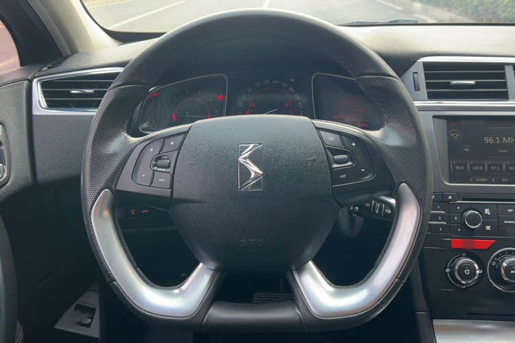 DS 6 2016款 1.6T 雅致版THP160局部细节13