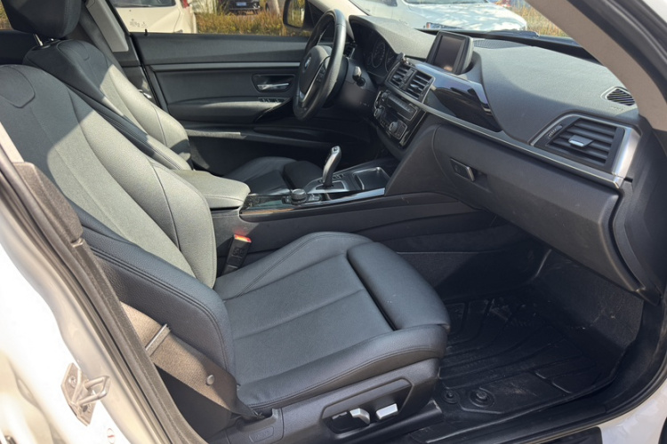 宝马3系GT 2018款 320i 时尚型中控内饰7005