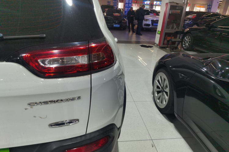 Jeep 自由光 2016款 2.0L 优越版车身外观9