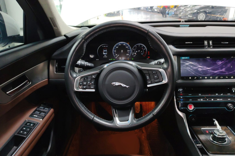捷豹XFL 2018款 XFL 2.0T 250PS 豪华版中控内饰13