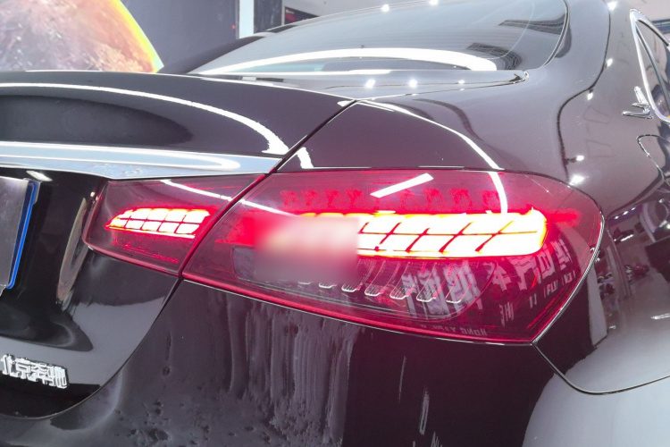 奔驰E级 2023款 改款 E 300 L 时尚型车身外观9