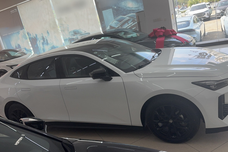 长安UNI-V 2024款 1.5T 尊贵型车身外观6002