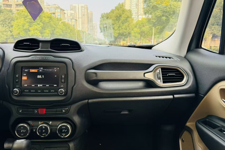 Jeep 自由侠 2016款 2.0L 自动四驱75周年致敬版中控内饰7009