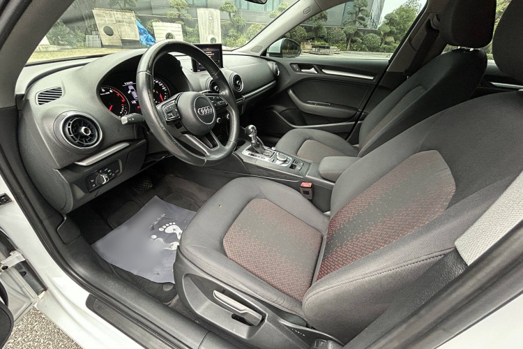 奥迪A3 2017款 Sportback 35 TFSI 进取型中控内饰7002