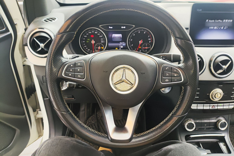 奔驰B级 2019款 B 200 动感型中控内饰13
