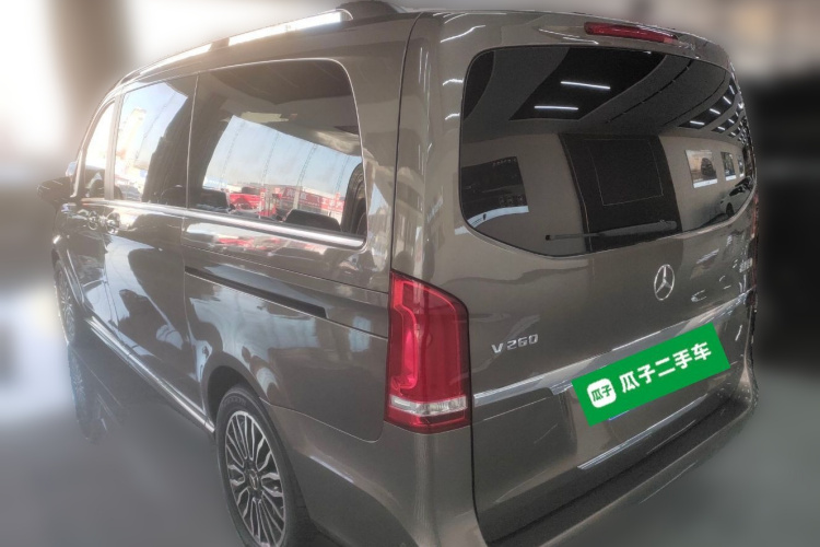 奔驰V级 2017款 V 260 尊贵版车身外观5