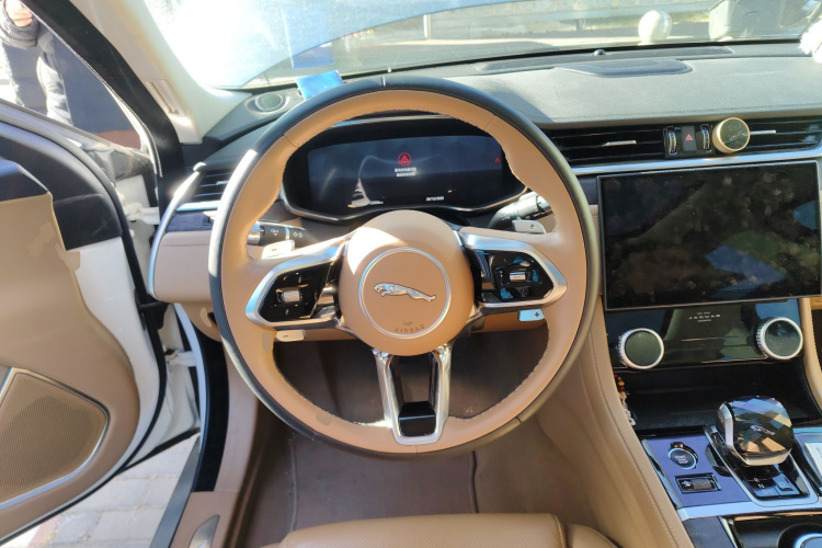 捷豹XFL 2021款 XFL 2.0T P250 两驱尊享豪华版中控内饰13