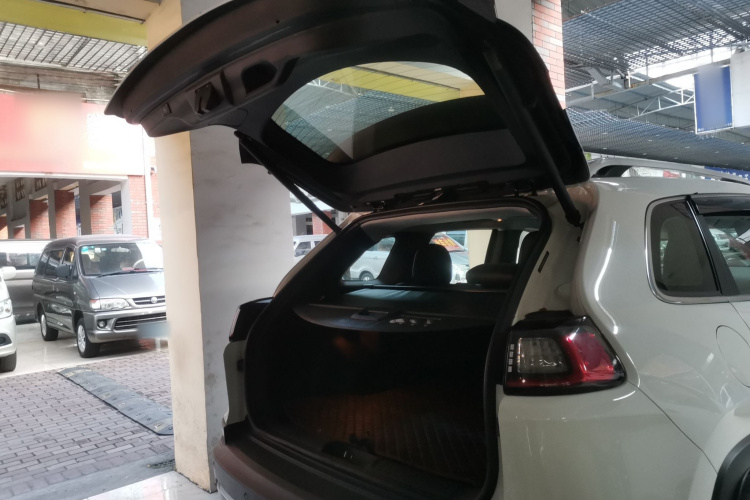 Jeep 自由光 2019款 2.0T 两驱智享版 国VI机舱底盘23