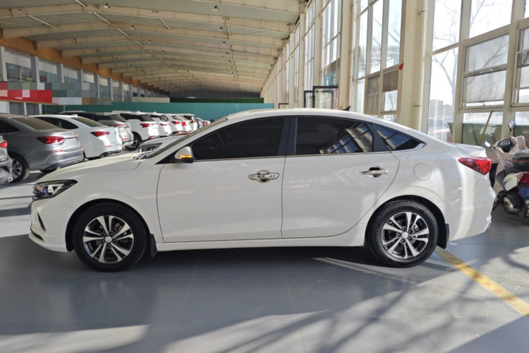 长安 逸动 2021款 PLUS 1.6L GDI 手动豪华型车身外观4