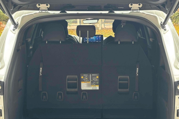 丰田 格瑞维亚 2023款 2.5L混动 旗舰VIP版中控内饰7012