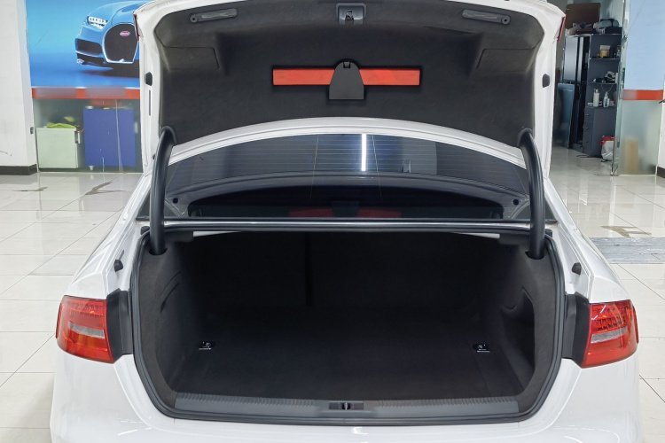 奥迪A4L 2015款 35 TFSI 自动标准型中控内饰7014