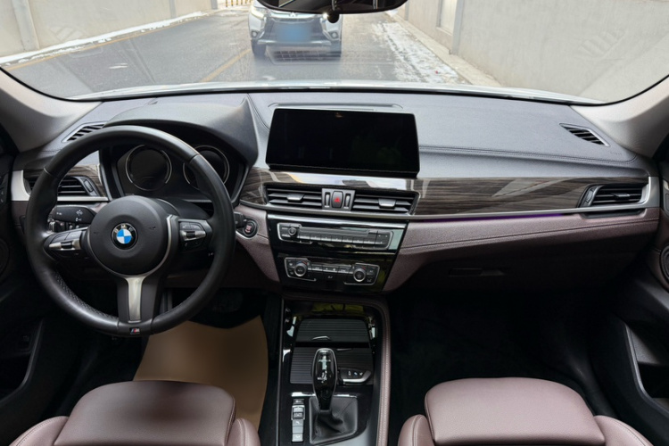 宝马X1 2022款 改款 xDrive25Li 尊享型中控内饰7002