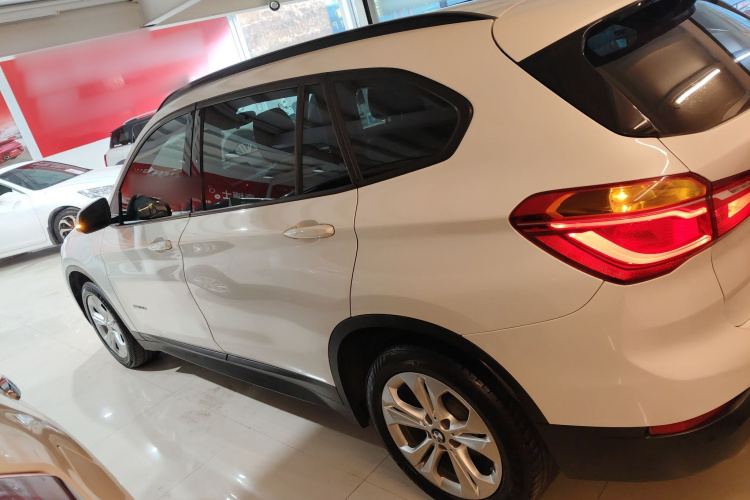 宝马X1 2016款 sDrive18Li 尊享型车身外观4