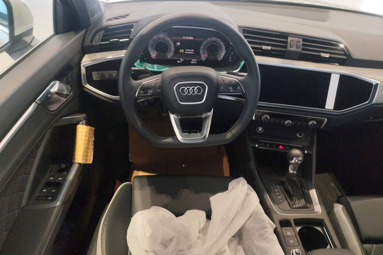 奥迪Q3 2025款 quattro 45周年典藏版 40TFSI 时尚动感型中控内饰7005