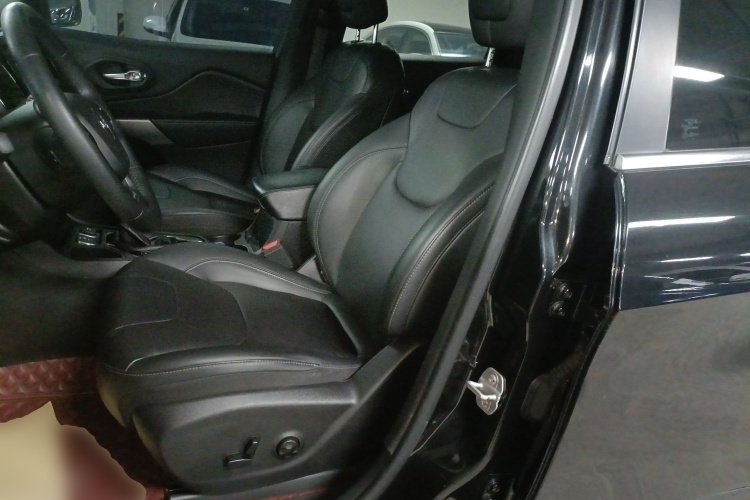 Jeep 自由光 2019款 2.0T 两驱智享版 国VI中控内饰19