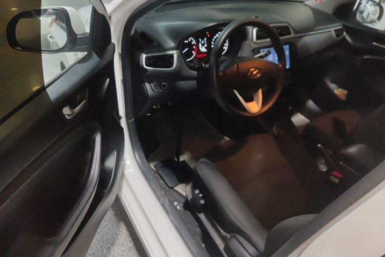 现代 瑞纳 2017款 1.4L 自动跃享版 国V中控内饰7002