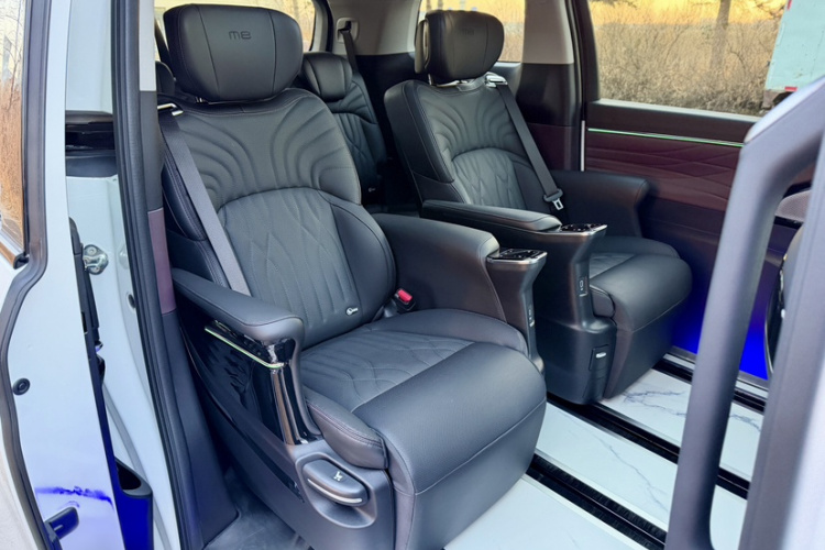 广汽传祺 传祺M8 2024款 大师系列 400T 至尊版中控内饰7004