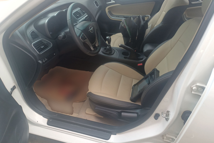 海马 福美来 2015款 1.6L 手动品尚型中控内饰19