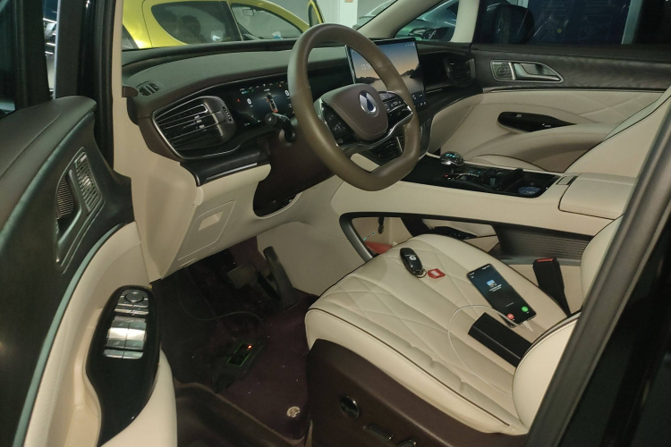 腾势D9 2024款 DM-i 980 四驱尊贵型中控内饰7003