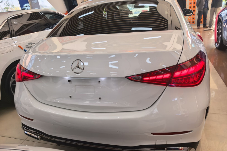 奔驰C级 2023款 改款 C 200 L 运动版车身外观6