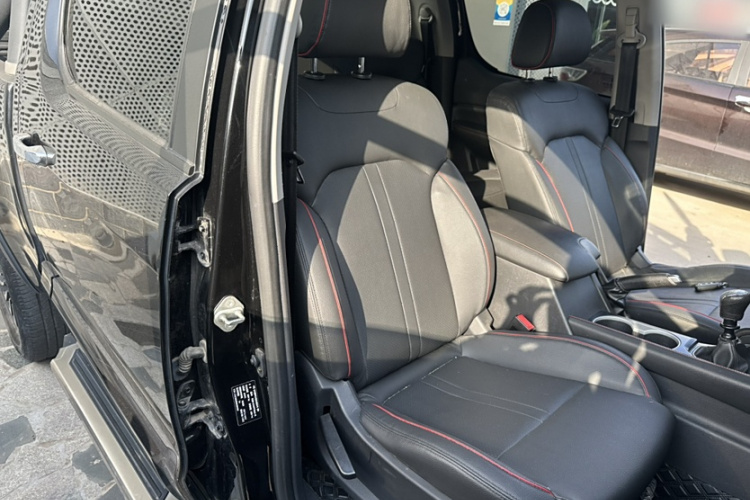 福田 大将军G9 2021款 2.0T装甲大将军手动两驱休闲版乐享型长箱4F20TC局部细节41