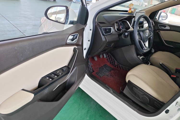 宝骏310W 2017款 1.5L 手动舒适型 国VI中控内饰20