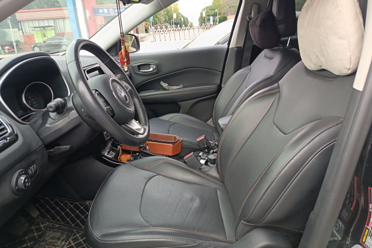 Jeep 指南者 2020款 220T 自动精英版局部细节19